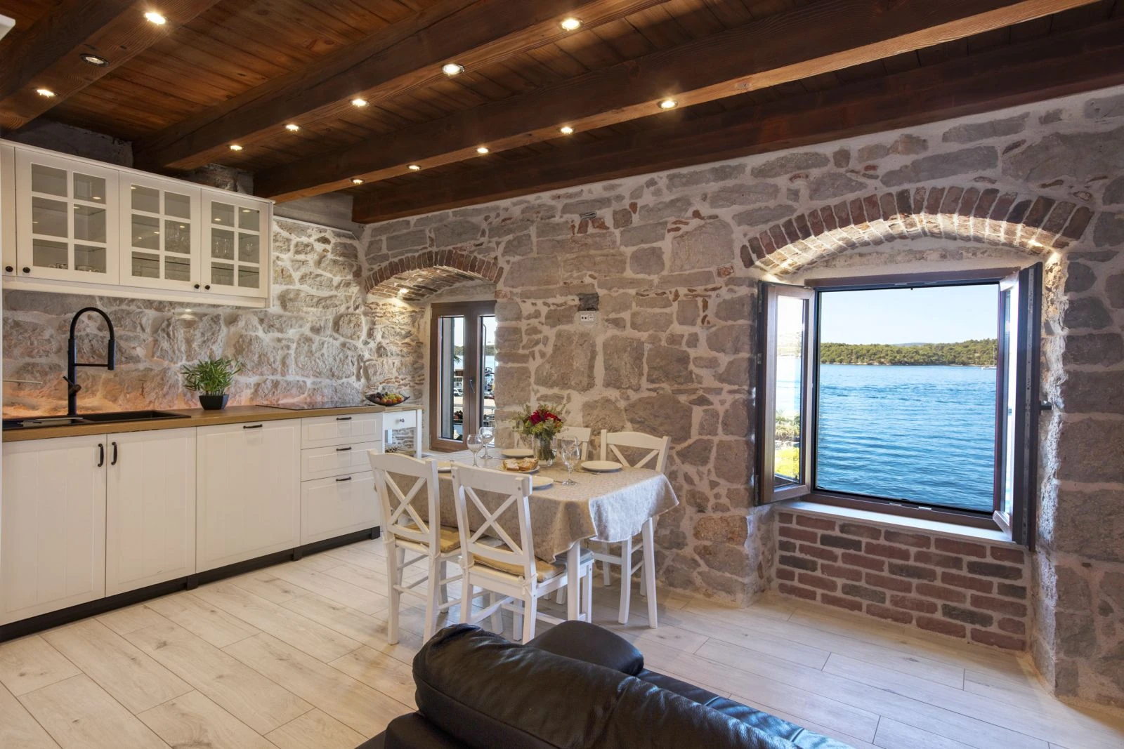 Pogled na more i staru jezgru Šibenika iz Apartment Sun kuće